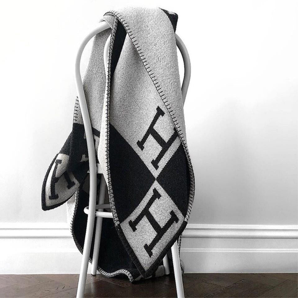 Soft Throw Blanket – Warm, Lightweight & Stylish for Bed, Sofa and Chair