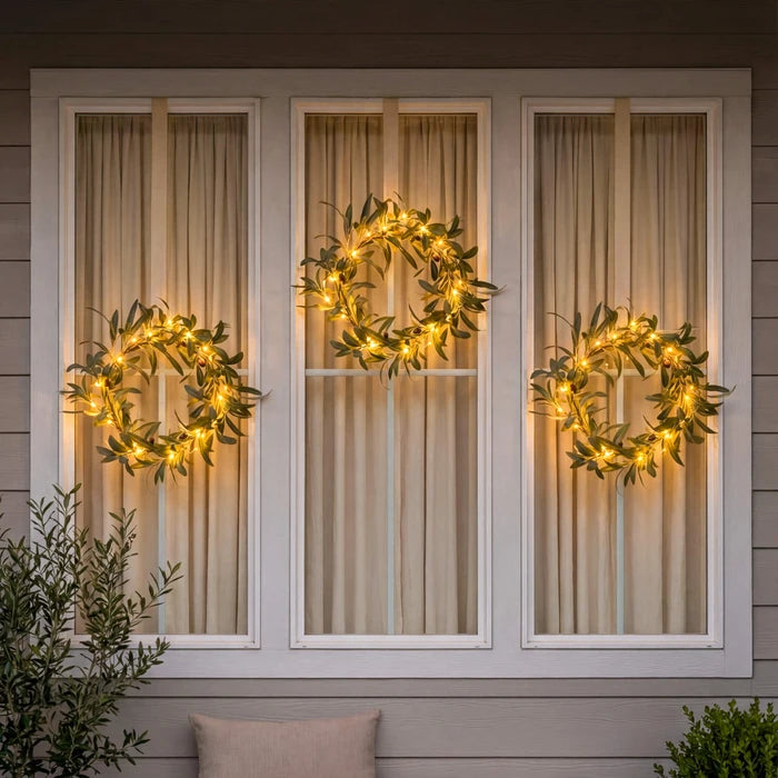 Verlichte olijfkrans – ronde krans met olijfbladeren en warme lichtjes voor aan de deur