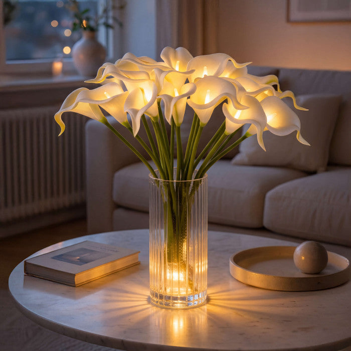 Verlicht boeket met aronskelken – levensechte witte bloemen met een warme gloed vanbinnen