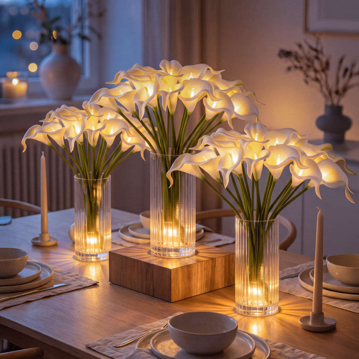 Verlicht boeket met aronskelken – levensechte witte bloemen met een warme gloed vanbinnen