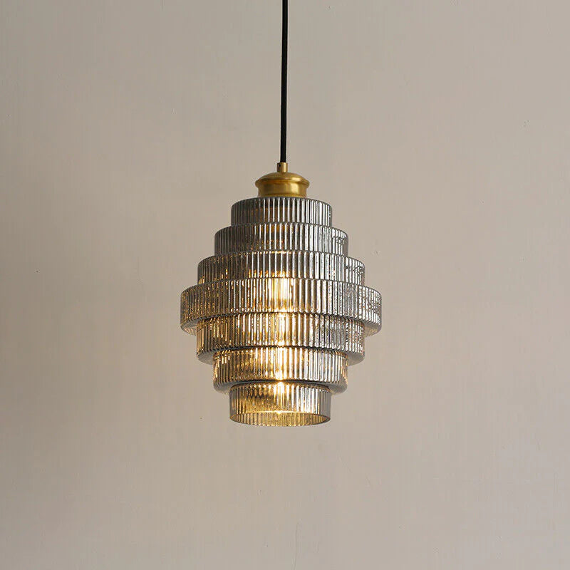 Suspension en verre – design en forme de bouteille avec finition en laiton et esthétique vintage élégante