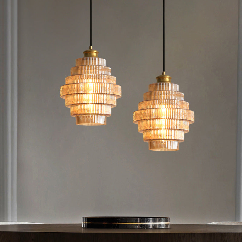 Suspension en verre – design en forme de bouteille avec finition en laiton et esthétique vintage élégante
