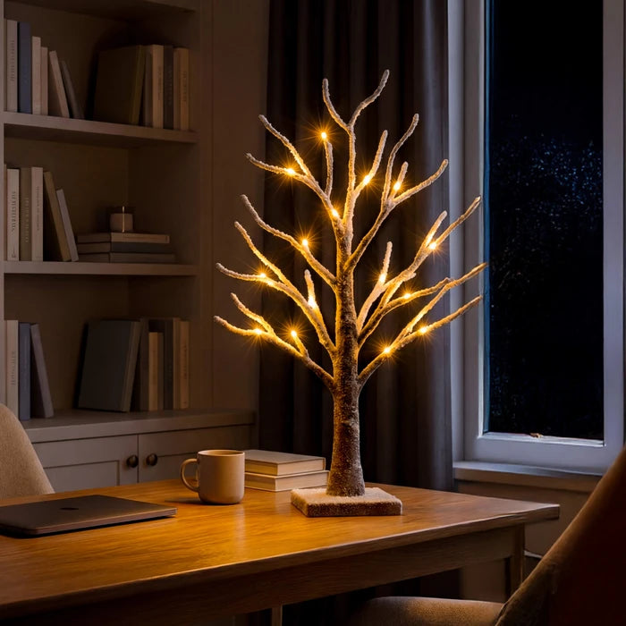 Besneeuwde tafelboomlamp - warm twinkelende lichtjes op besneeuwde takken