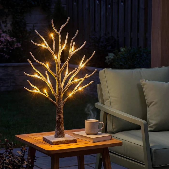 Besneeuwde tafelboomlamp - warm twinkelende lichtjes op besneeuwde takken