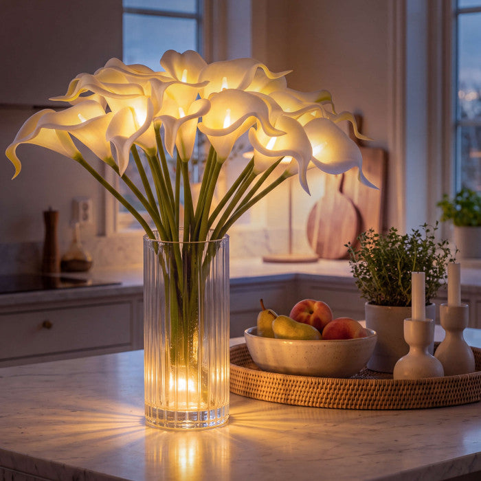 Verlicht boeket met aronskelken – levensechte witte bloemen met een warme gloed vanbinnen