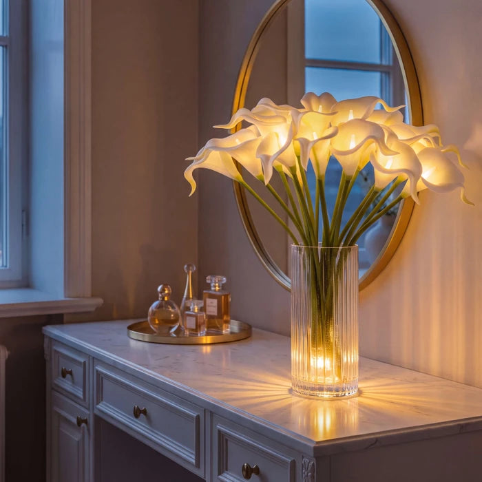 Verlicht boeket met aronskelken – levensechte witte bloemen met een warme gloed vanbinnen