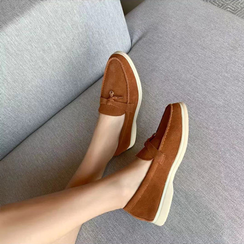 Jasmijn-suède loafers met elegant gespsdetail en de hele dag comfortabele pasvorm
