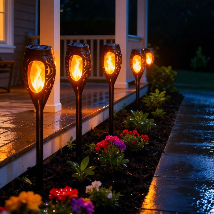 Zonnelamp in de vorm van een tuinfakkel - flakkerend amberkleurig licht met automatische inschakeling bij zonsondergang