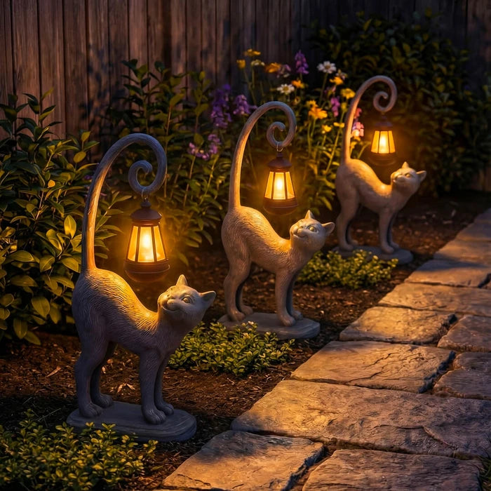 Kattentuinbeeld met zonnelantaarn – Buitenbeeld van een kat dat 's nachts licht geeft