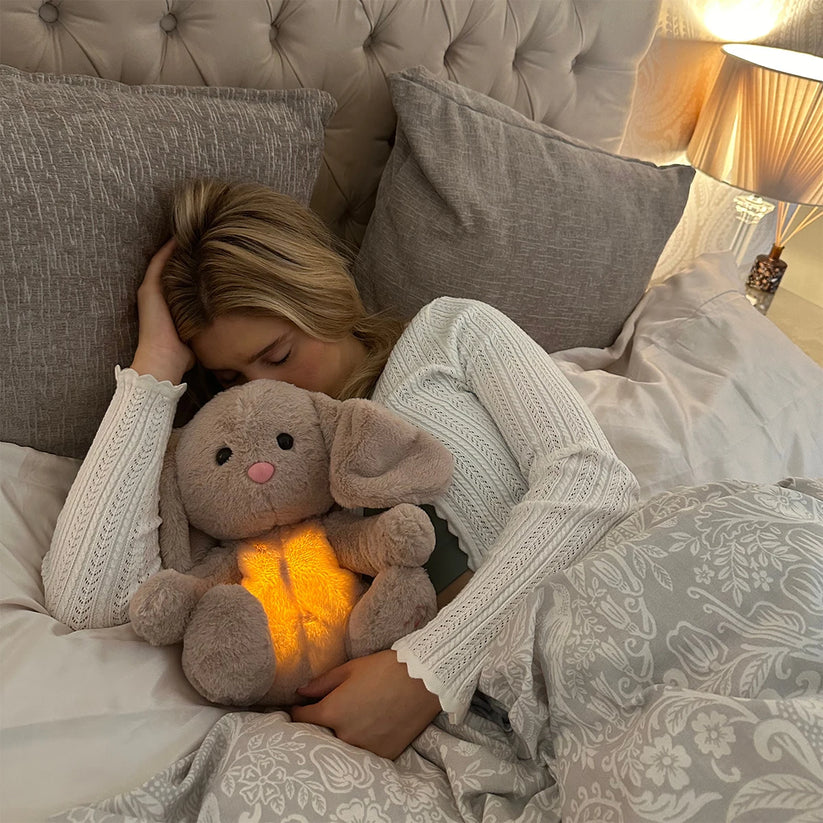 Knuffel met rustgevende werking – zachte knuffel met gesimuleerde ademhaling, zachte verlichting en ontspannende geluiden